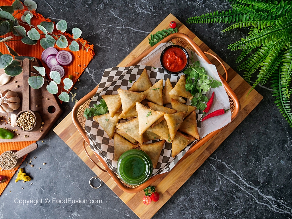 Samosa Queniana Chicken Samosa Ou Samucha Servido Em Prato De Madeira